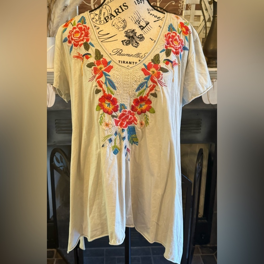 Johnny Was Tunic Women’s Large Beige Embroidered Hibiscus Floral Slit V-Neck